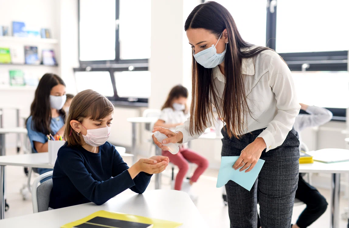 Purtarea măștii de protecție a fost monitorizată foarte strict la școala la care învață fiica virusologului Cristian Apetreifoto: Shutterstock