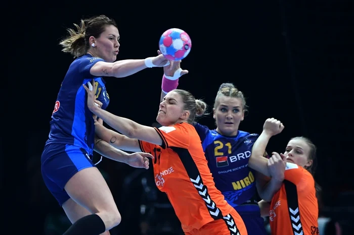 
    În absența Cristinei Neagu, Gabi Perianu și-a asumat responsabilități și în faza de atacFoto: AFP  