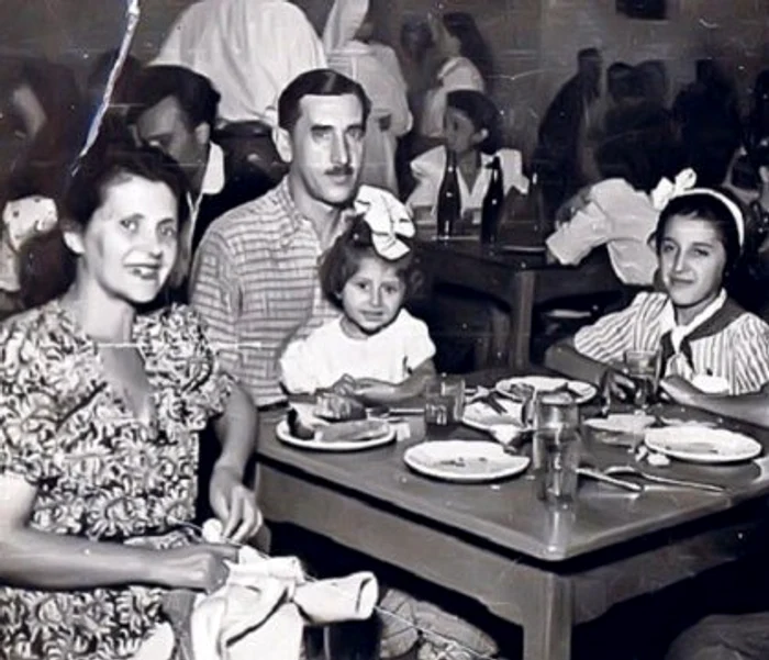 Mirabela Dauer cu sora și părinții ei, în copilărie / foto: Social media