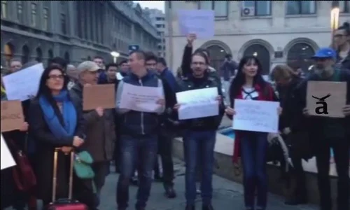 Sute de bucureşteni au ieşit în stradă miercuri seară jpeg