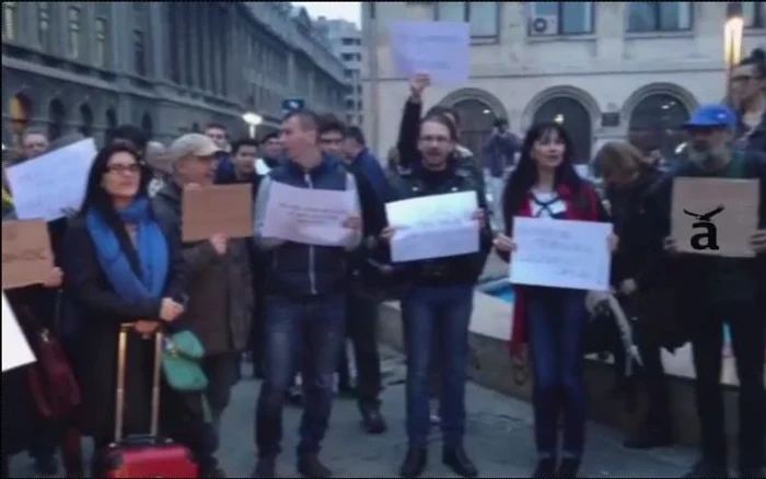Sute de bucureşteni au ieşit în stradă miercuri seară