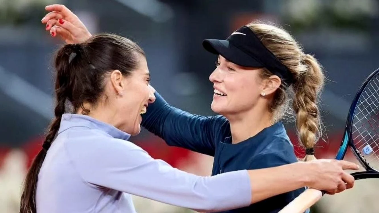 Anna, dreapta, preferă îmbrățișarea venită de la Sorana