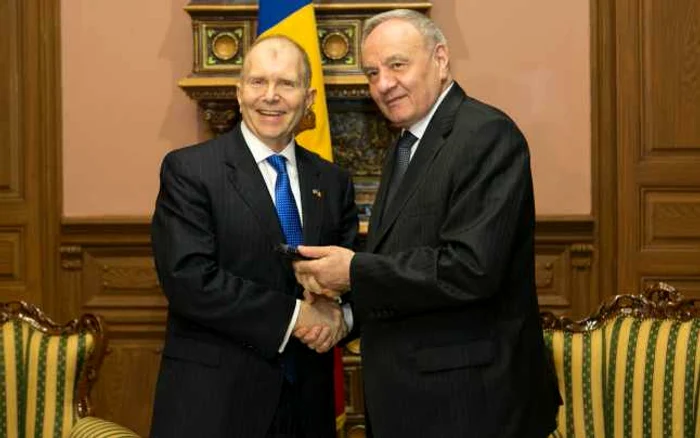 Preşedintele Timofti i-a transmis ambasadorului Moser extrasele din cele 17 dosare FOTO: Preşedinţia