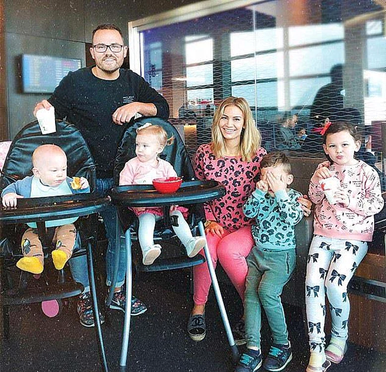 Jonathan Saccone (39 de ani) şi Anna (31 de ani) se joacă încontinuu cu Emilia, de 6 ani, Eduardo, de 5 ani,  Alessia, de 2 ani şi micuţa Andrea, de doar opt luni