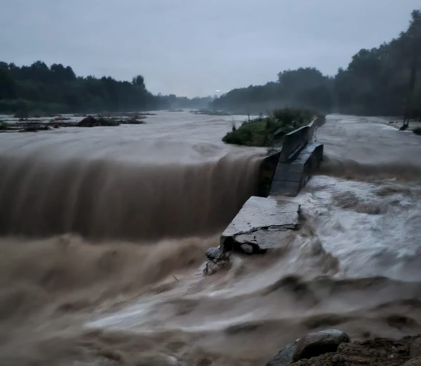 Râul Gilort a ieșit din matcă. FOTO Apele Române Jiu