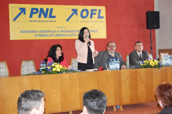 La eveniment au participat şi doamne din cadrul altor formaţiuni politice