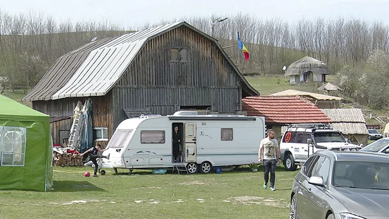 Campingul de la poalele  Vulcanilor Noroioşi,  plin de musafiri. Foto: Iulian Bunilă