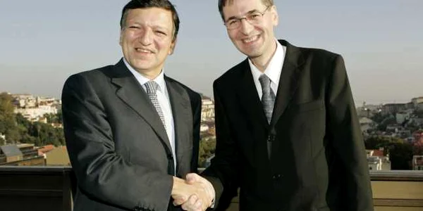 Leonard Orban împreună cu şeful Comisiei Jose Manuel Barroso pe vremea când Bucureştiul bloca utilizarea „limbii moldoveneşti“ la UE