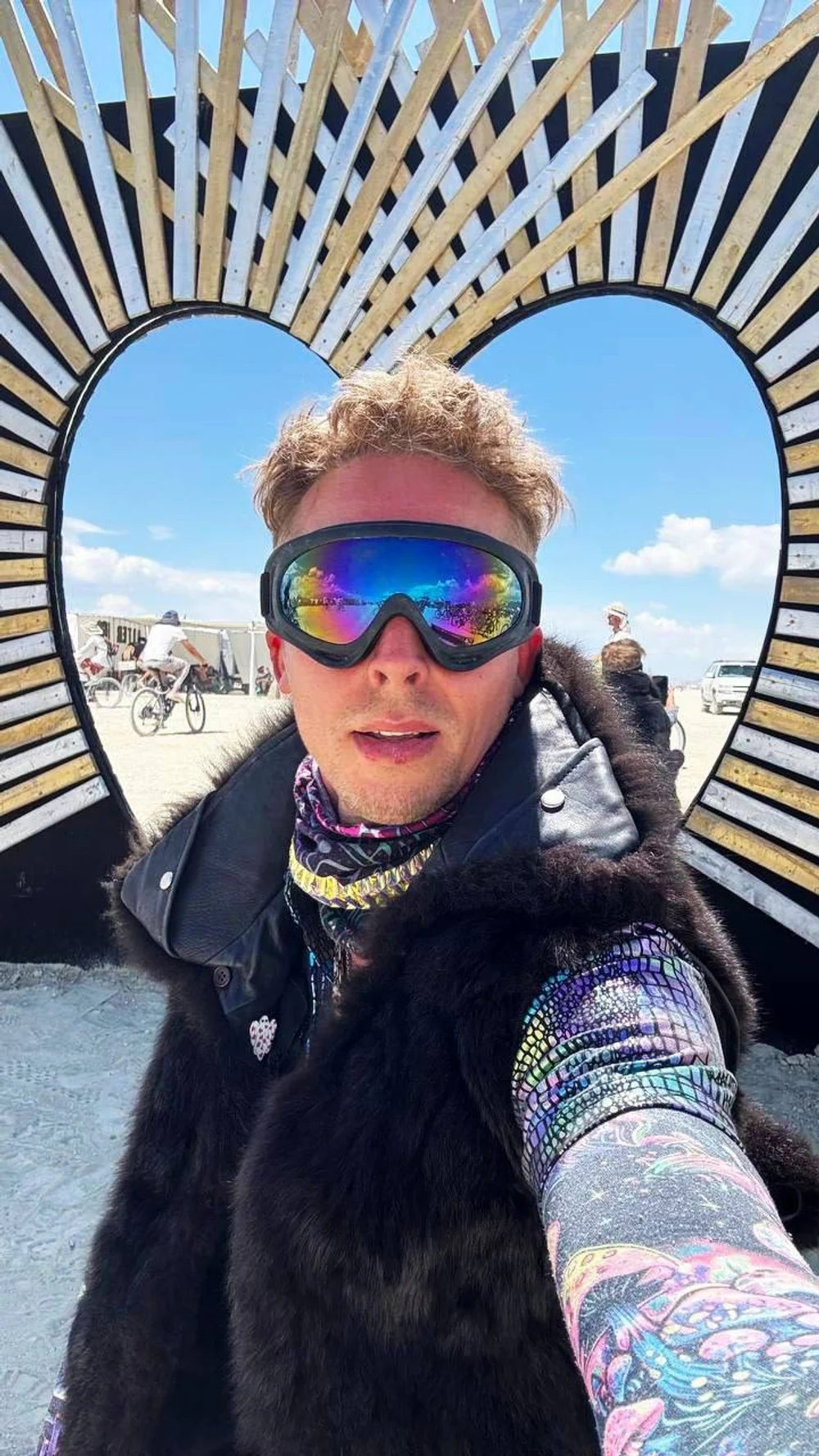 Crimă misterioasă la festivalul Burning Man: un bărbat rus, găsit mort în deșert. Tatăl victimei cere dreptate