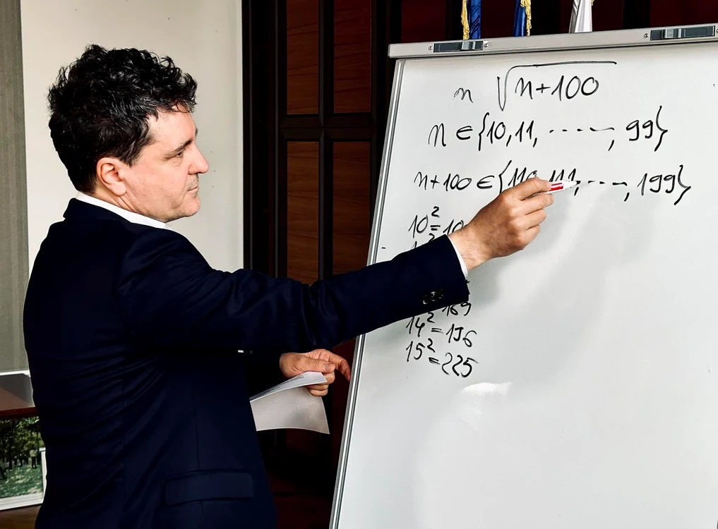 Nicușor Dan rezolvă probleleme la matematică Arhivă personală