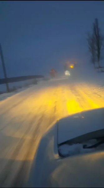 Zeci de mașini blocate în nămeți, în timpul nopții, în județul Galați. Utilajele de deszăpezire acționează fără oprire VIDEO