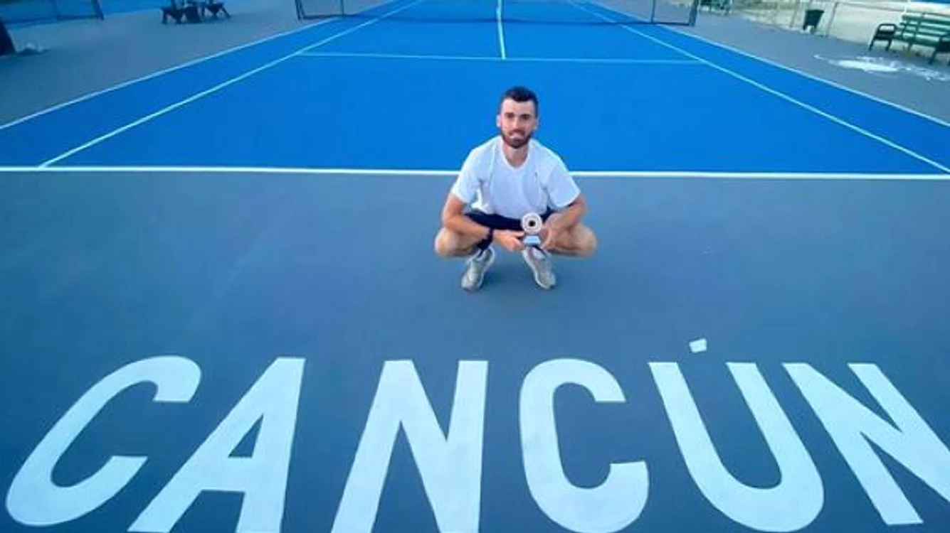 
    Giles Hussey a intrat in istoria tenisuluiFOTO: Instagram  