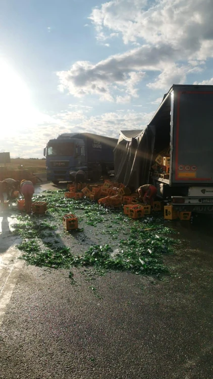 Sute de sticle cu bere s-au împrăştiat pe şosea FOTO: amator