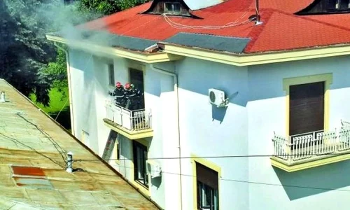 Imobil de patrimoniu mistuit de flăcări jpeg