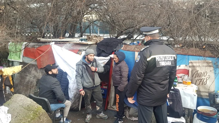 Unii dintre cei care locuiesc în tabere clandestine şi sunt duşi de Poliţia Locală în centre pentru oamenii fără adăpost pleacă de la centru în mai puţin de cinci minute FOTO Daniel Dancea