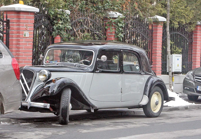 Tăriceanu a tras pe dreapta Citroënul Charlston și a încercat să-l repare