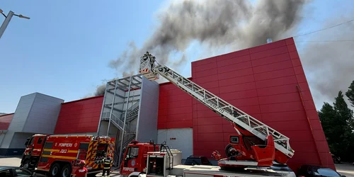 incendiu mall bucuresti foto dsu jpg