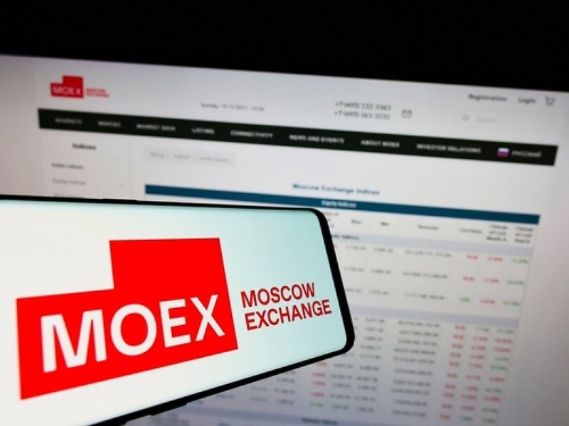 Bursa din Moscova a încetat să tranzacționeze în dolari și euro, din cauza noilor sancțiuni impuse de SUA