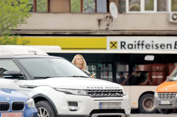 Artista și-a aranjat părul la un salon din Dorobanți, apoi s-a urcat în Range Rover și a plecat acasă