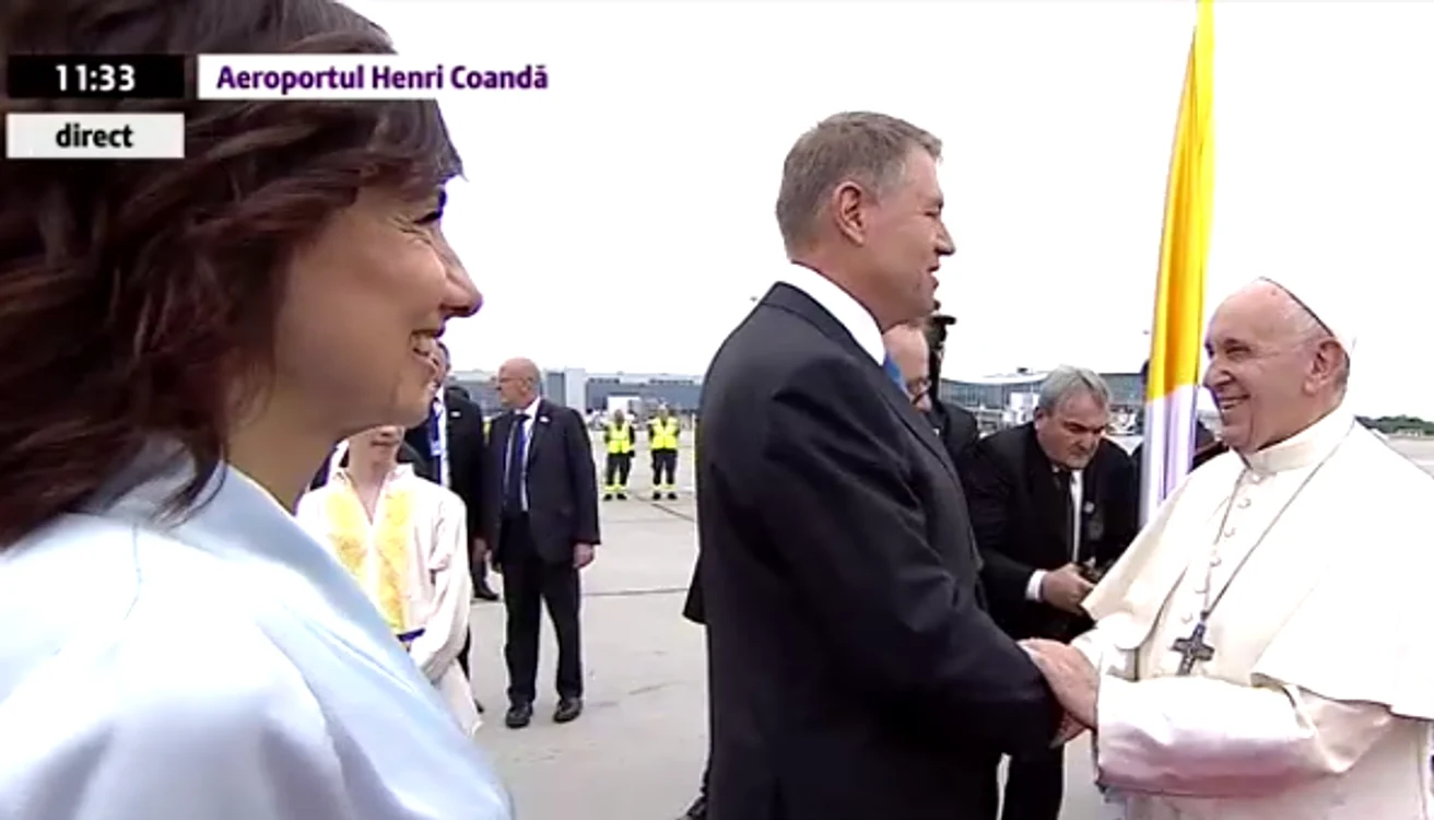 
    Președintele Klaus Iohannis și soția sa l-au întâmpinat pe Papa Francisc la aeroprotul Otopenifoto: captură/Digi 24  