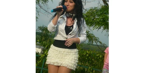 Laura Stoian pe scenă la Festivalul Florilor 