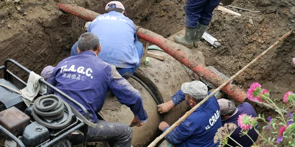 O nouă avarie la reţeaua de alimentare cu apă a municipiului Bacău FOTO Facebook