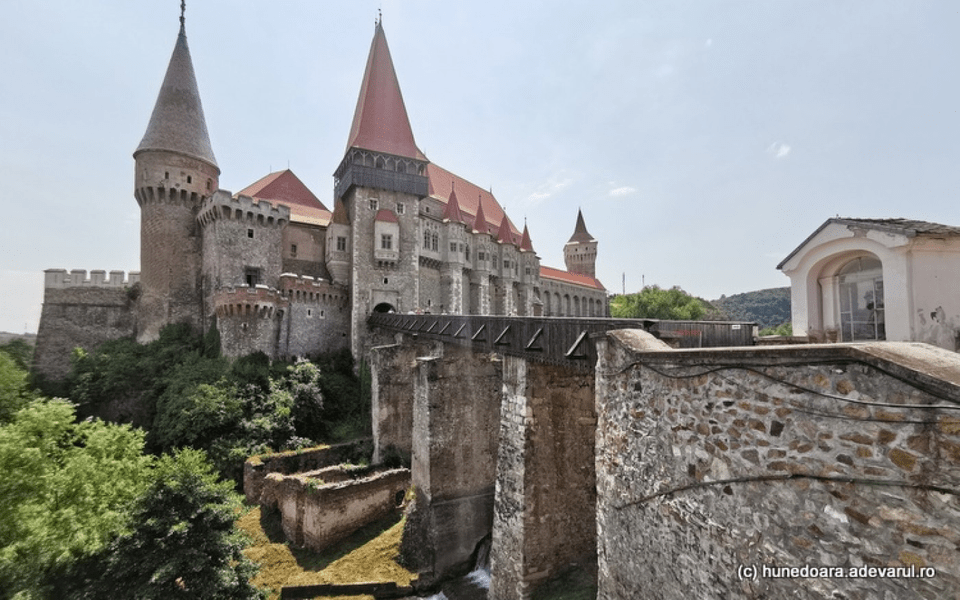 Castelul Corvinilor trece la programul de vară. Cât plătesc turiștii pentru a vizita monumentul VIDEO