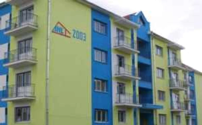 Locatarii spun că nu vor să investească în imobile făcute de mântuială 