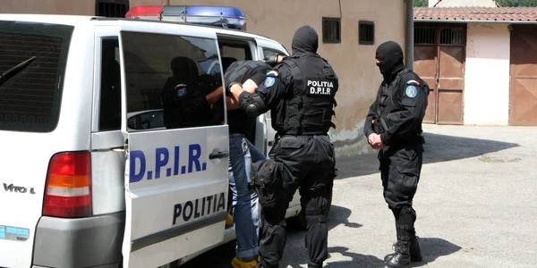 descinderi perchezitii politisti mascati masina de politie. foto adevarul