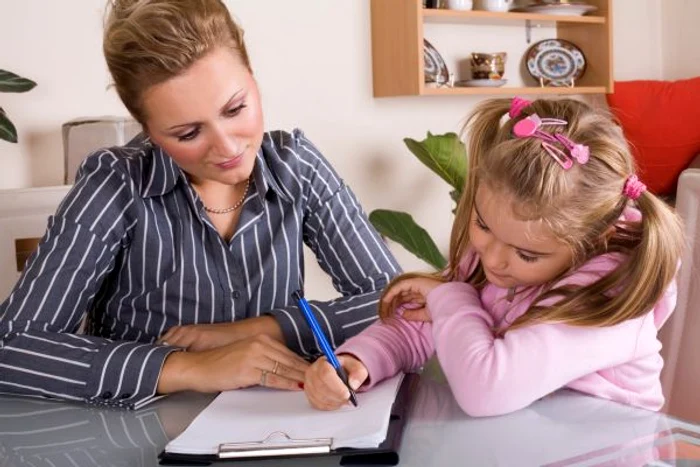 Explică-i celui mic motivele pentru care îi ceri să facă diferite lucruri. Va înţelege!