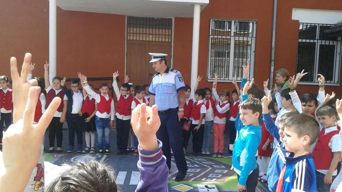 Copiii, instruiţi de poliţişti FOTO Adevărul