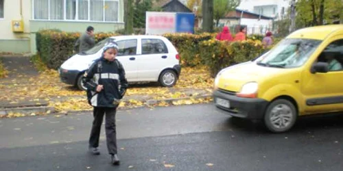Copiii traversează strada pe o trecere de pietoni nemarcată şi îşi pun viaţa în pericol