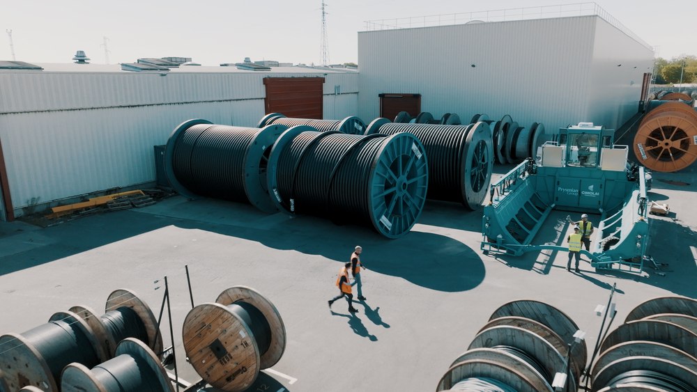 Un gigant mondial își mută producția în România. Este cel mai mare producător de cabluri pentru energie și telecomunicații din lume