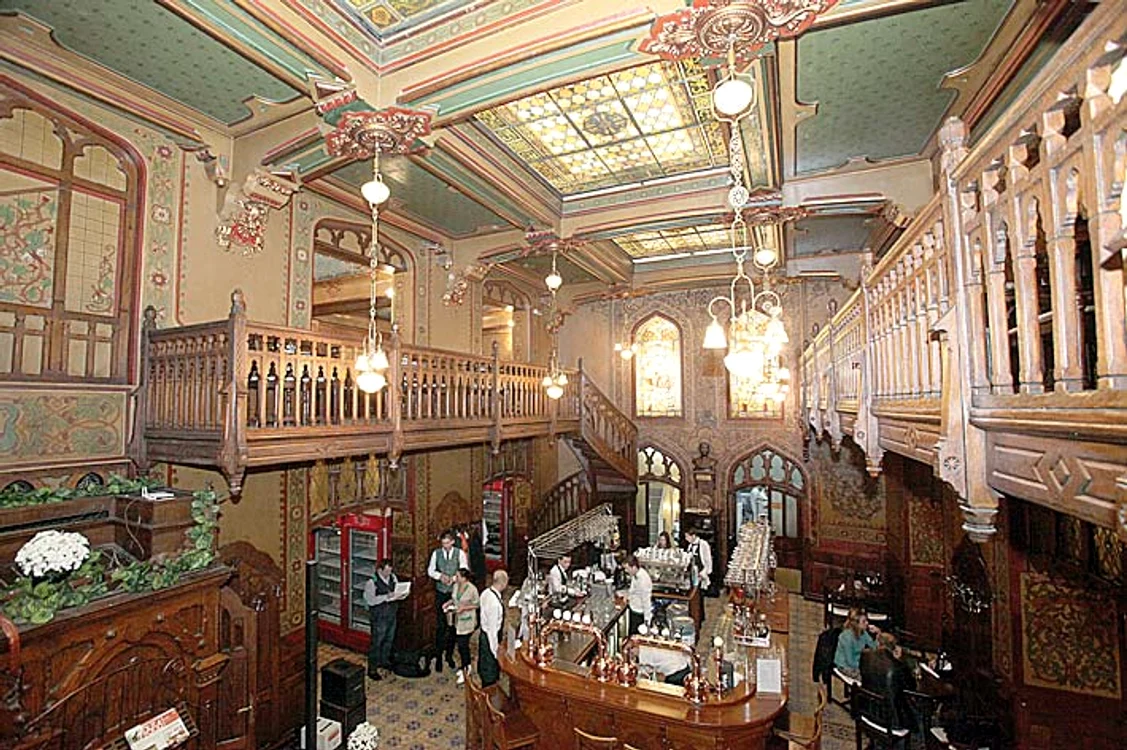 Cel mai vechi restaurant din România împlinește mâine 135 de ani