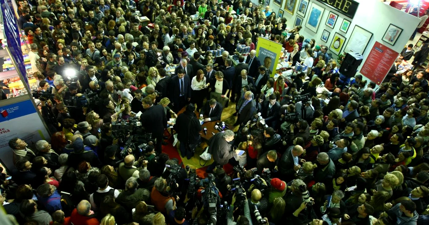 La lansararea volumului s-au vândut 4.000 de exemplare ale cărţii preşedintelui ales FOTO: Marian Iliescu
