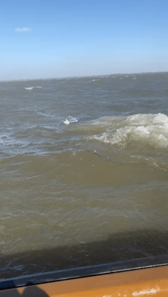 Barcă răsturnată pe lacul Isac din Delta Dunării. Doi turiști au fost salvați VIDEO