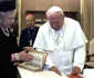 Papa Ioan Paul al II lea și Regina Elisabeta a II a a Marii Britanii în negru Foto Catholic review jpg
