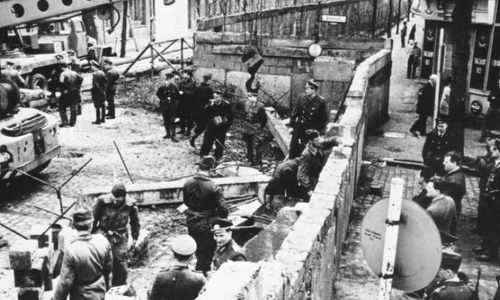 13 august: A început ridicarea Zidului Berlinului, care separa germanii de est de berlinezii din vest  jpeg