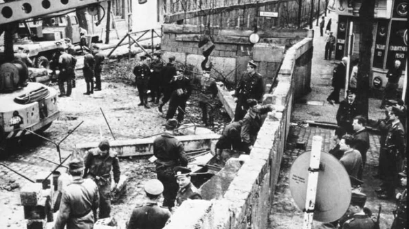 13 august: A început ridicarea Zidului Berlinului, care separa germanii de est de berlinezii din vest jpeg