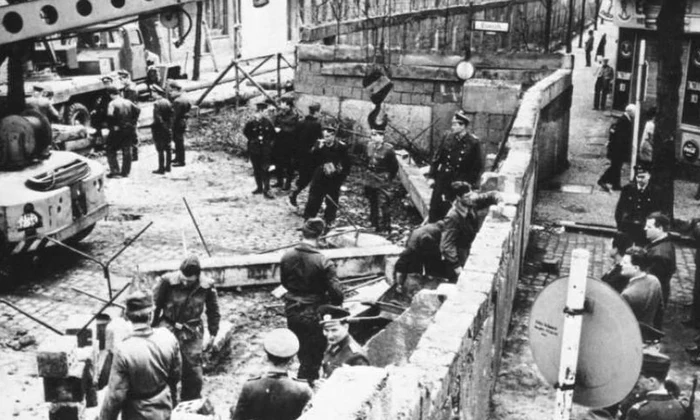 13 august: A început ridicarea Zidului Berlinului, care separa germanii de est de berlinezii din vest  jpeg