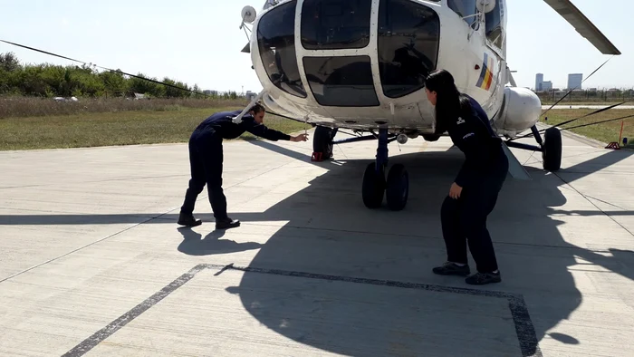 Carmen şi Daniela verifică să nu fie fisuri sau scurgeri de combustibil