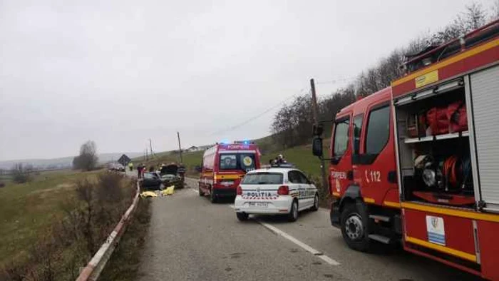 Autoturismul a intrat într-un cap de pod. Foto: ISU Alba