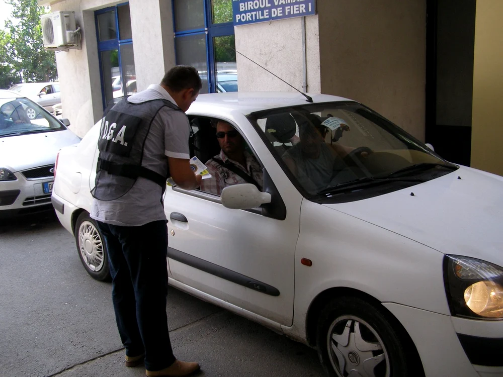Ofiţerii DGA împart pliante cetăţenilor care tranzitează punctul vamal