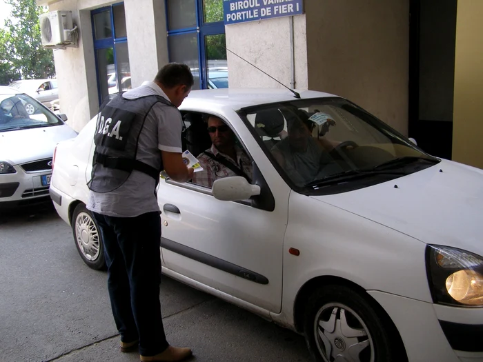 Ofiţerii DGA împart pliante cetăţenilor care tranzitează punctul vamal