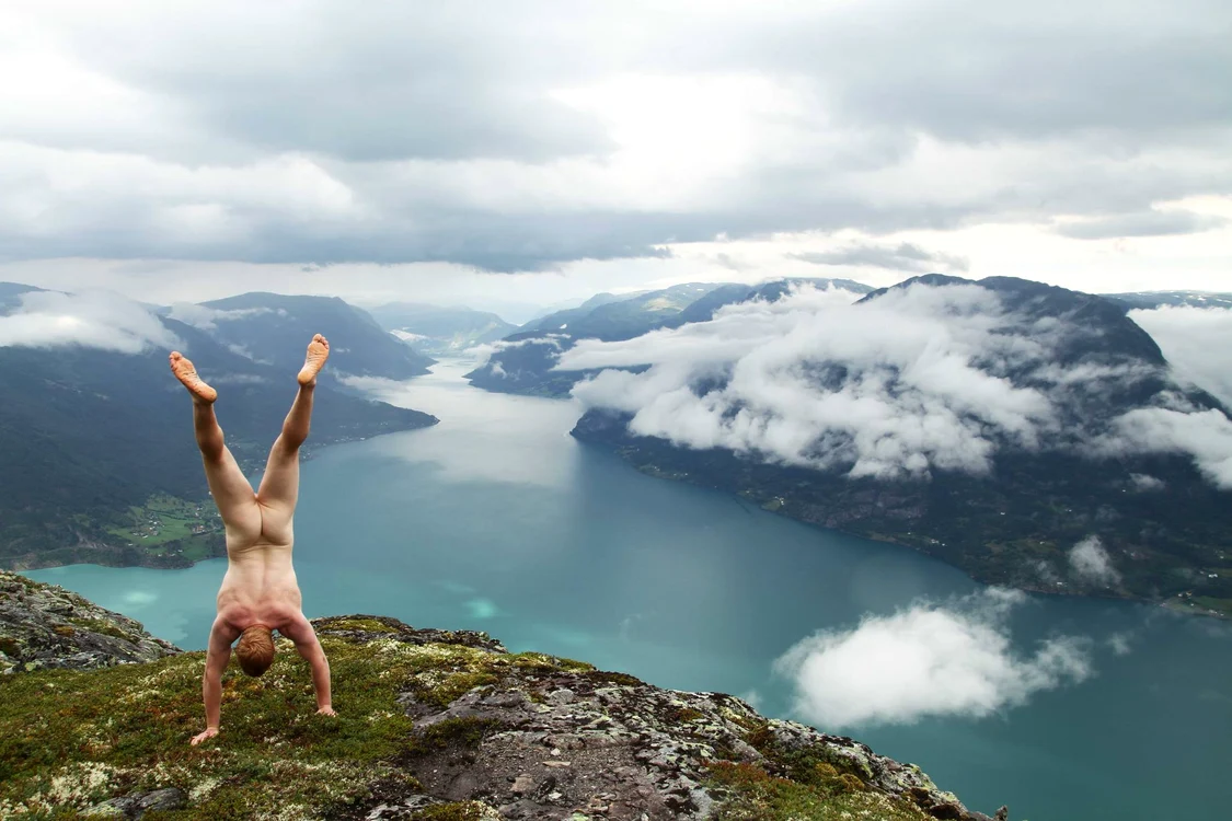 
    Bărbatul stă mereu cu spatele la cameră. Aici, el s-a fotografiat în NorvegiaFoto: Caters  