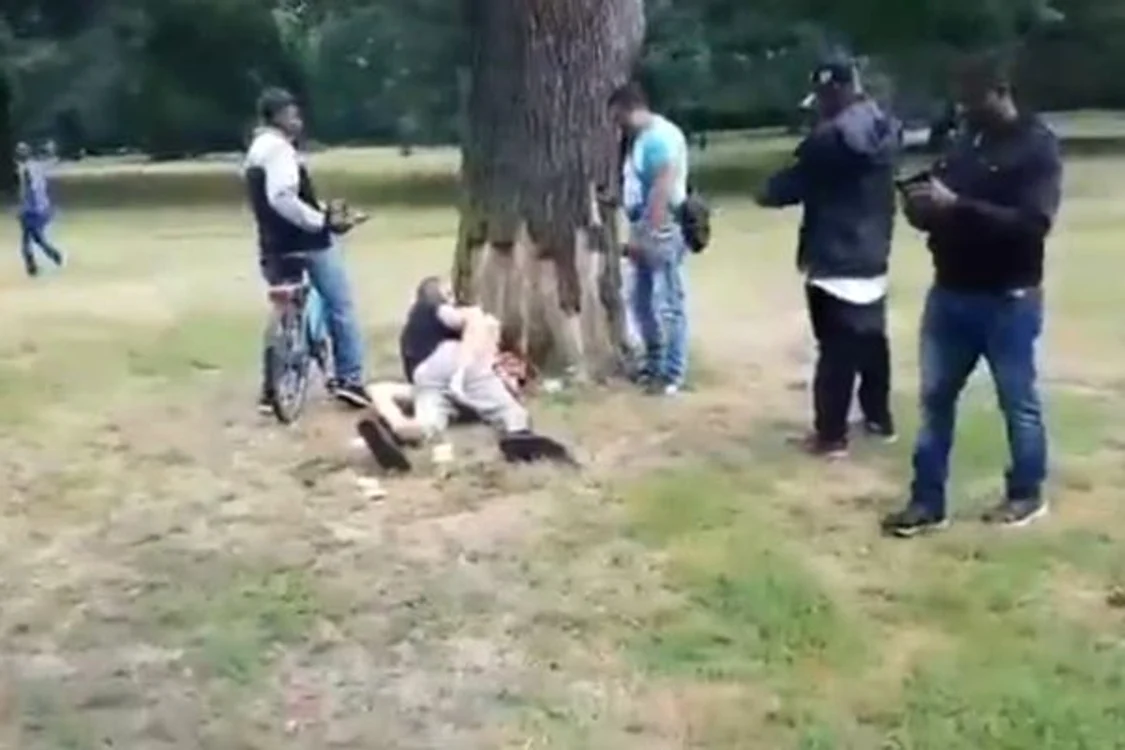 
    Un cuplu a făcut sex într-un parc din GermaniaFoto: mirror.co.uk  