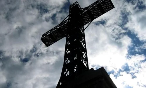 Crucea de pe Caraiman, superlativele unei construcţii de Cartea Recordurilor  Cum a fost urcat giganticul schelet metalic pe creasta muntelui jpeg