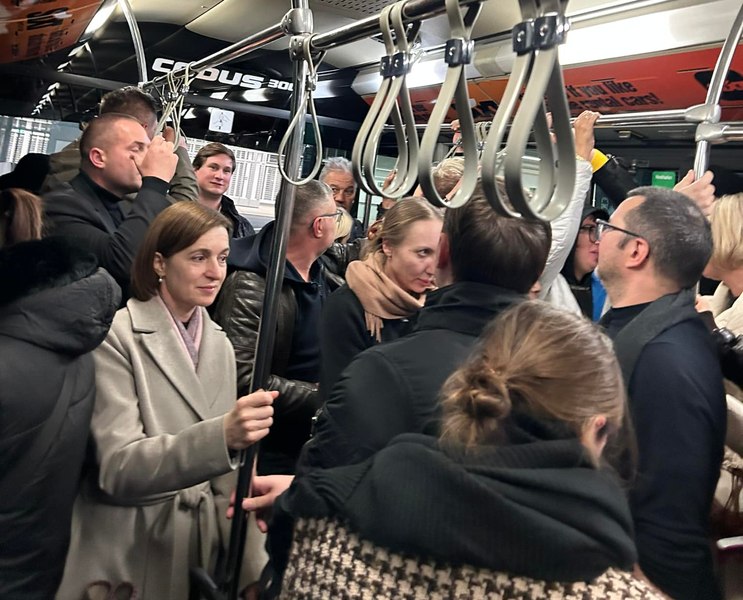 Maia Sandu, surprinsă într-un aeroport, spre un avion de cursă regulată. „Așa călătorește o Președintă care nu se ascunde de poporul său!”