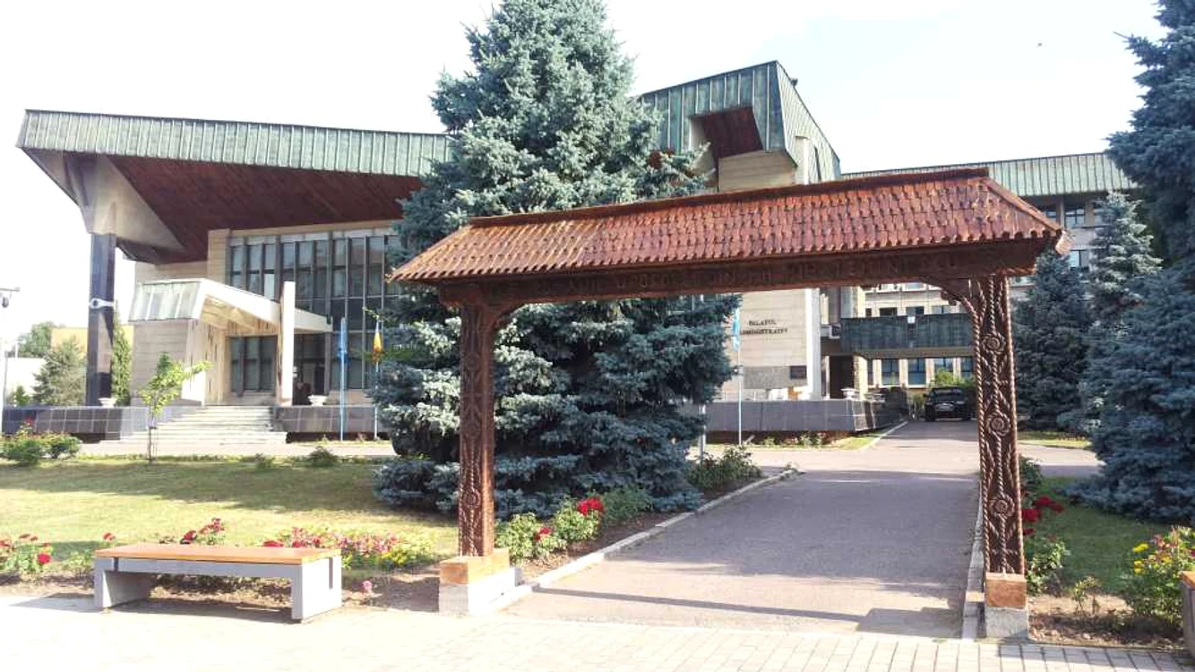 Poarta maramureşeană a fost amplasată în faţa Prefecturii Foto: Adevărul