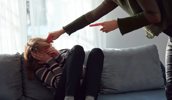 Copil batut - violenta parinti FOTO Shutterstock